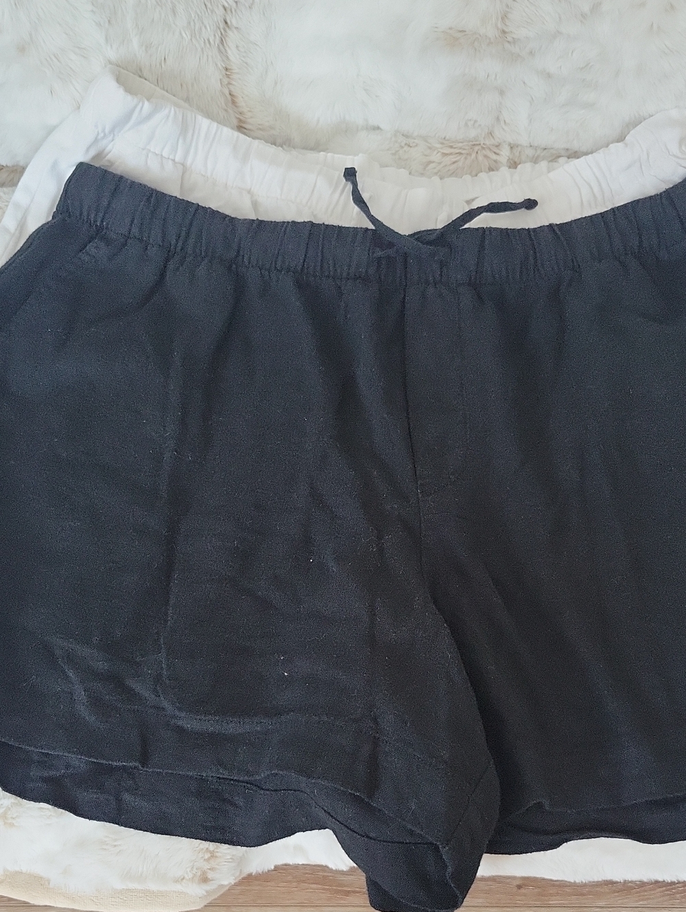 GAP (2) Black And White Elastic Waist Casual Shorts
